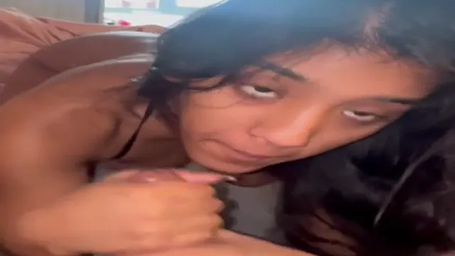 Desi Hot Bahan Sucks Bhai Lund Like Lollipop Wild Incest - ভাই বোনের গরম ব্লোজব চুষে খেল ললিপপের মতো কঠিন লিঙ্গ 🔥