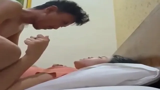 Desi Hot GF Pussy Hardcore Fucking in OYO Hotel by BF - ওয়াইও হোটেল রুমে গরম বান্ধবীর টাইট ভোদা চুদে ছিঁড়ে দিলো পুরো রাত 🔥💦