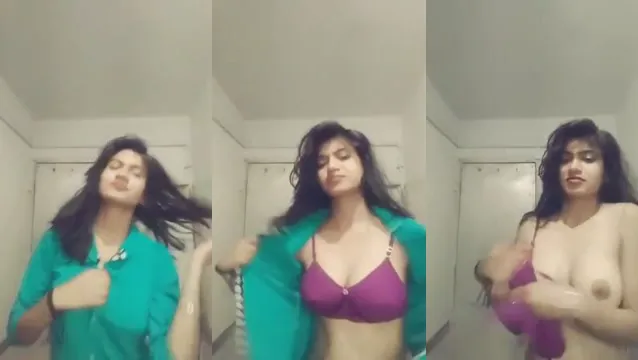 Watch Watch Super Hot Desi Girl Naked Boobs XXX Video With Desi BF - হট দেশি মেয়ের নগ্ন বুবস দেখুন এখনই পুরোটা 🔥 full viral video leaked