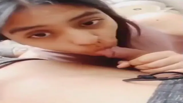 Desi Girlfriend Deep Throat Oral Sex - চোখের দিকে তাকিয়ে গলা পর্যন্ত নিয়ে বোকা বানালো