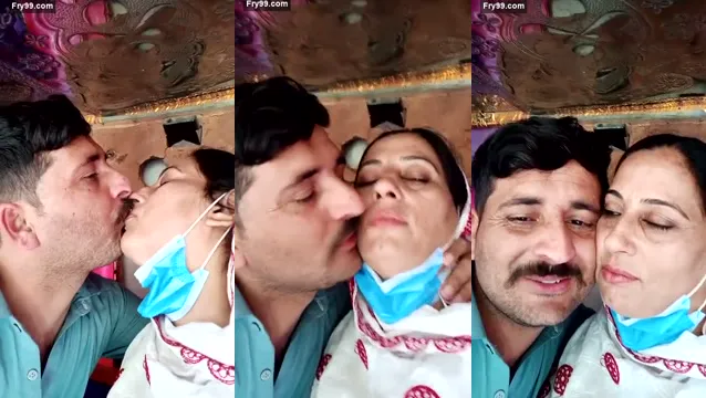 Desi BF Kissing Hot Muslim Aunty XXX Video - মুসলিম আন্টির ঠোঁট চুষে পাগল করে দিলো ডেসি বিএফ Hot Kiss Scene 🔥