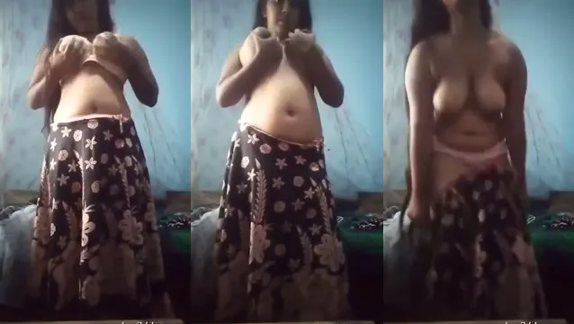 Watch Big Ass Desi Girl Showing Sexy Body To Desi BF - বড় গাধা ডেসি মেয়ে সেক্সি বডি দেখিয়ে বয়ফ্রেন্ডকে পাগল করলো 🔥💦 full viral video leaked