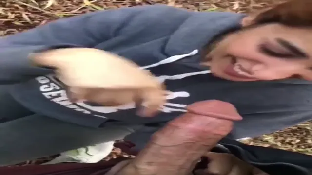 Jungle Mein BF Ka Mota Lund Chus Rahi Hot Desi GF - জঙ্গলের ঘাসে বয়ফ্রেন্ডের মোটা লিঙ্গ চুষতে চুষতে পাগল হয়ে গেলো গার্লফ্রেন্ড 🔥