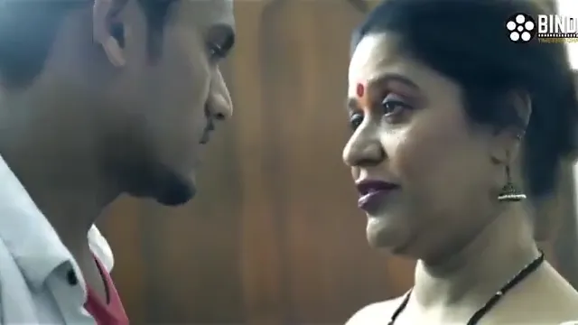 Desi Chudasi Bhabhi Boobs Pressed By Tailor During Measurement - ব্লাউজ মাপতে টেলার চেপে ধরল ভাবির বুক 🔥