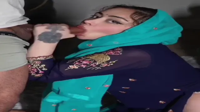 Desi Bhabhi Blowjob & Doggy Style - বাড়ির আঙিনায় ভাবীর সাথে দেবরের গরম মজা 🔥